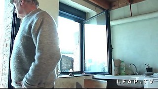 Petite brunette francaise se fait ramoner le cul dans un trio avec Papy